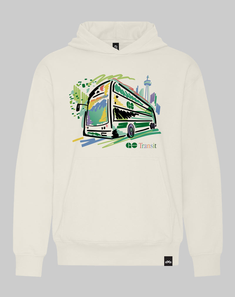 Sweat à capuche blanc avec un motif coloré représentant un bus et un paysage urbain sur fond gris.
