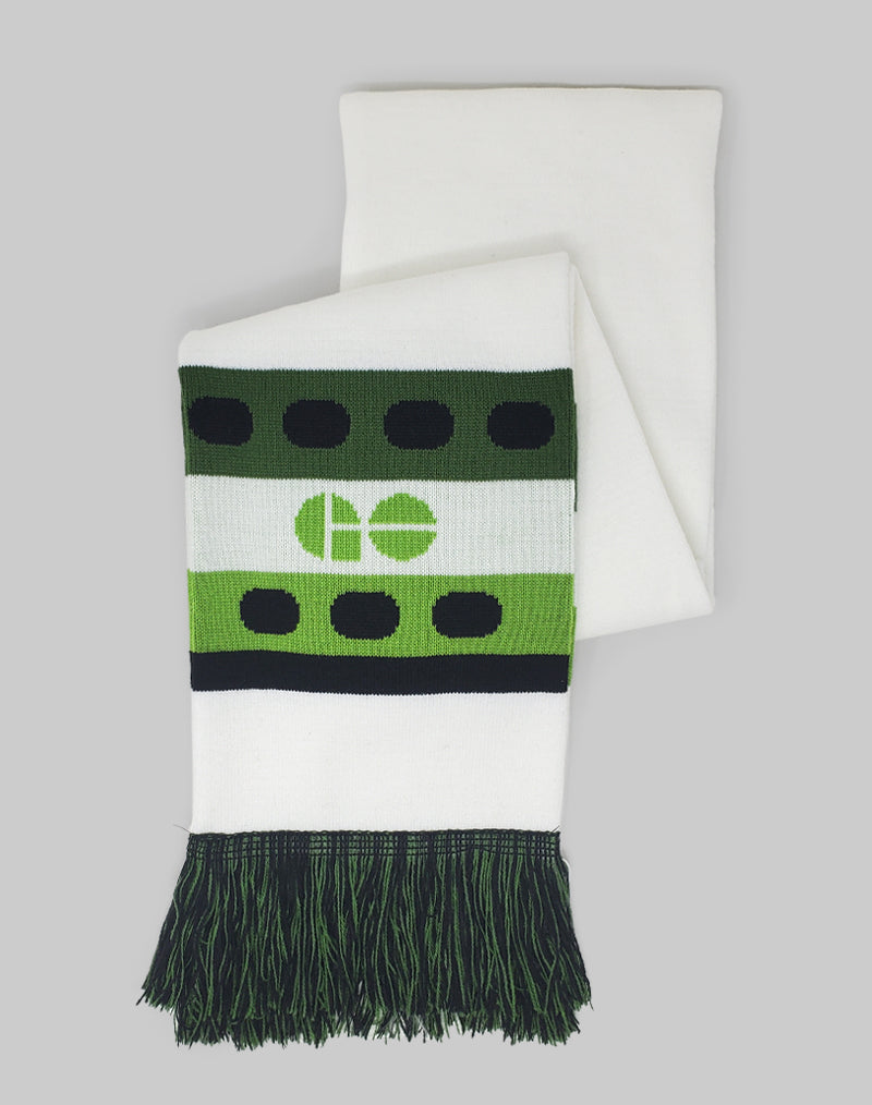 Restez bien au chaud tout en étant chic grâce à l’écharpe tricotée GO. L’écharpe est ornée d’un motif GO tricoté et de glands assortis.