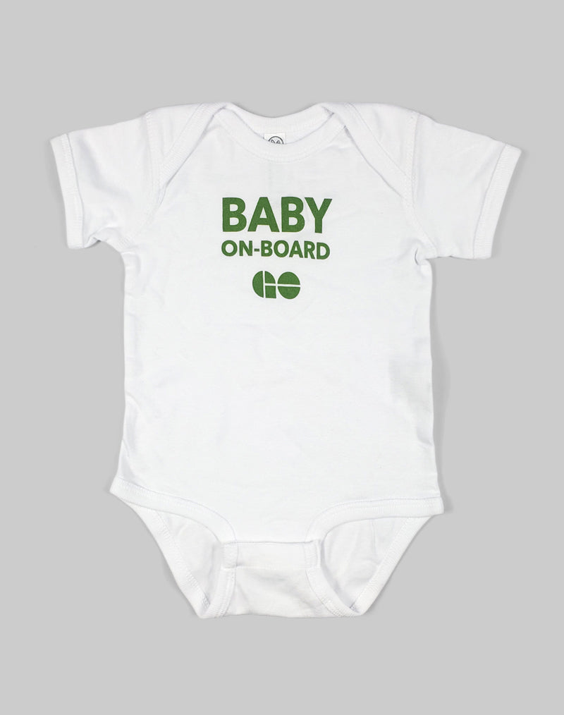 Grenouillère blanche pour bébé avec un texte vert indiquant "BABY" en grosses lettres et "ON-BOARD" en dessous, avec le logo GO en dessous.