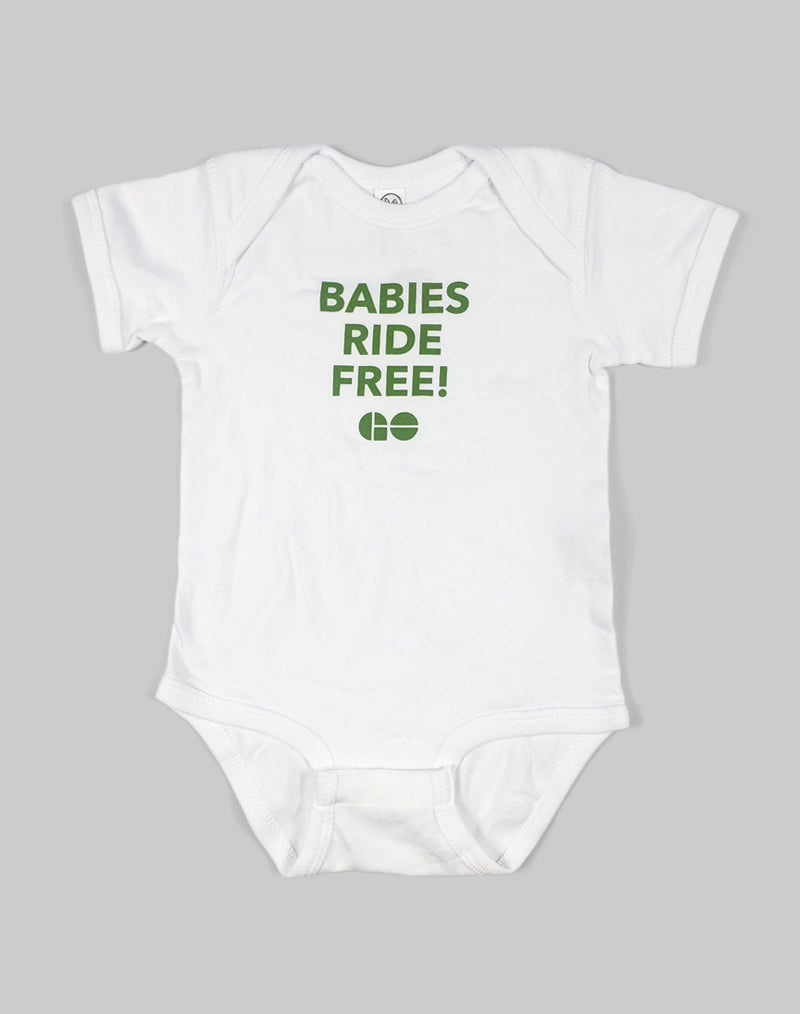 Grenouillère blanche pour bébé avec un texte vert indiquant "BABIES RIDE FREE !" et le logo GO en dessous.