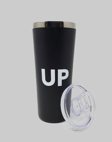  Une photo du gobelet officiel UP Express avec une finition extérieure noire avec le logo UP Express, un bord argenté et un couvercle en plastique