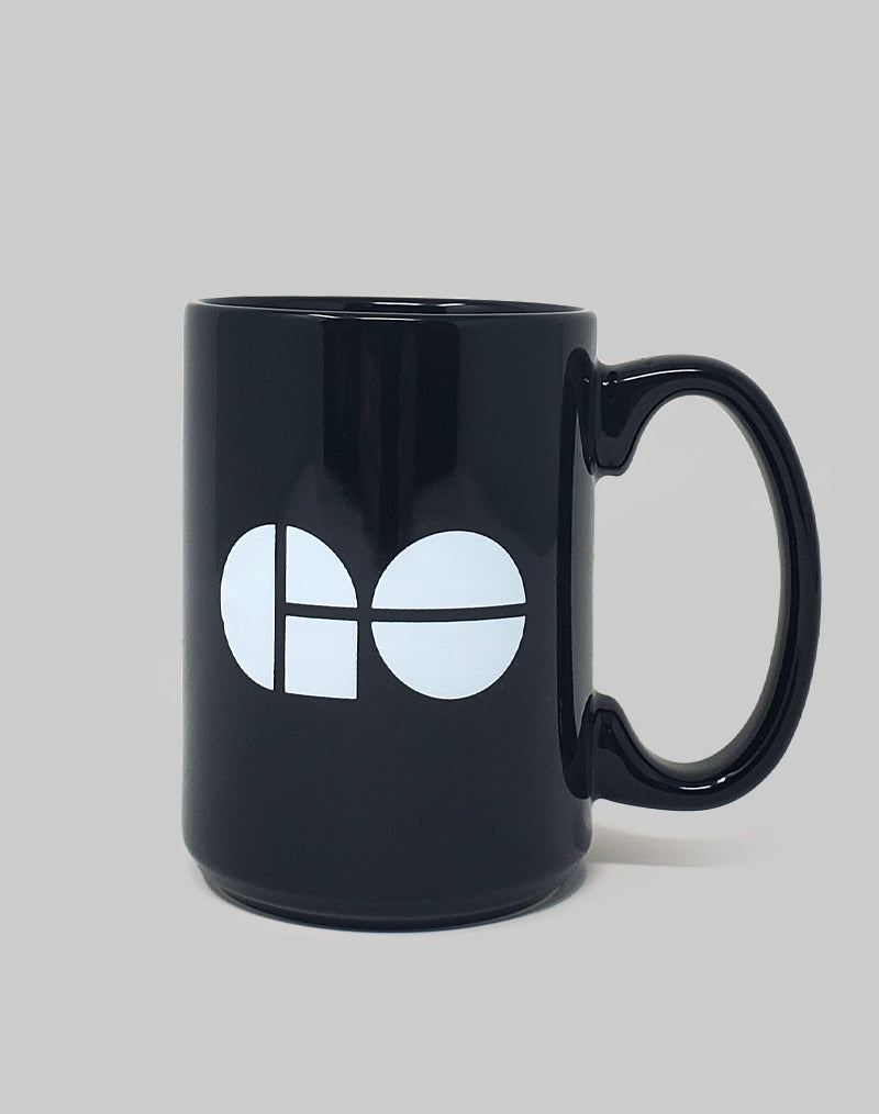 Tasse à café noire avec le logo GO blanc