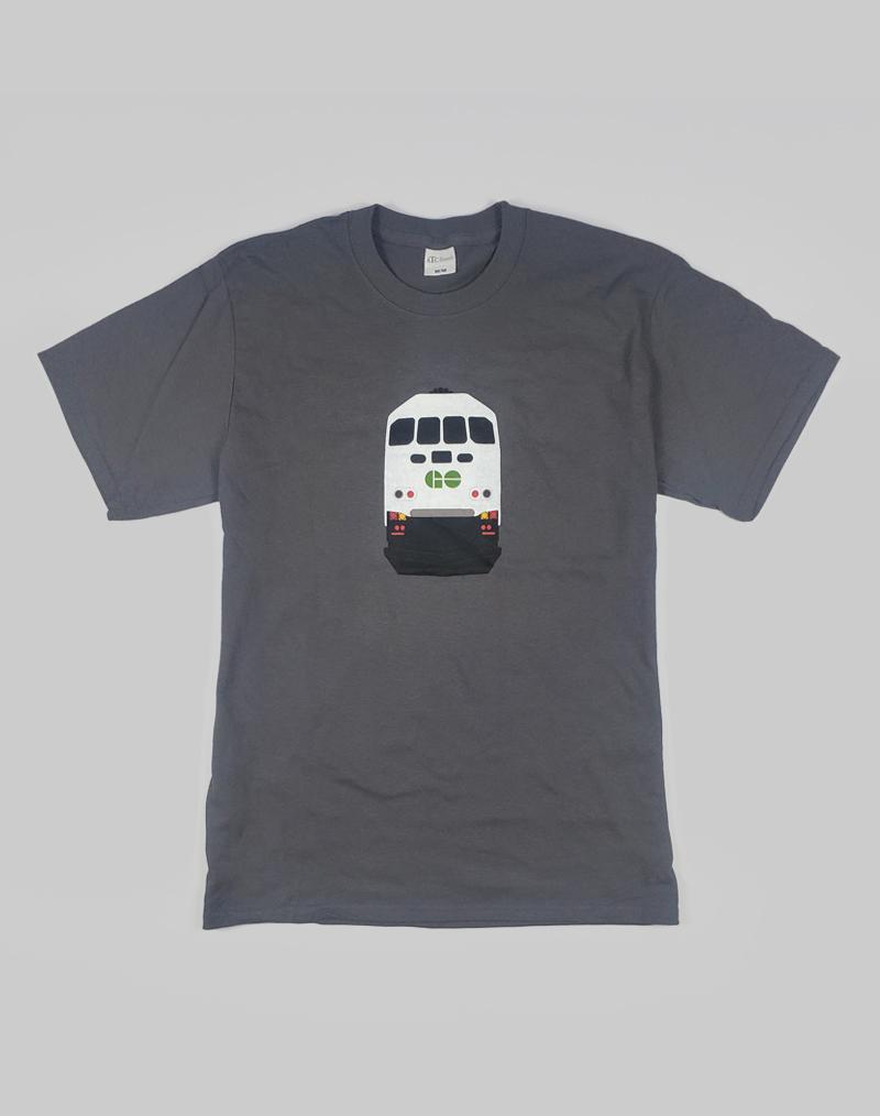 Habillez votre enfant avec style grâce à cet adorable tee-shirt arborant un graphique audacieux de GO Train sur la poitrine. C'est le cadeau idéal pour les amateurs de mini transport en commun.
