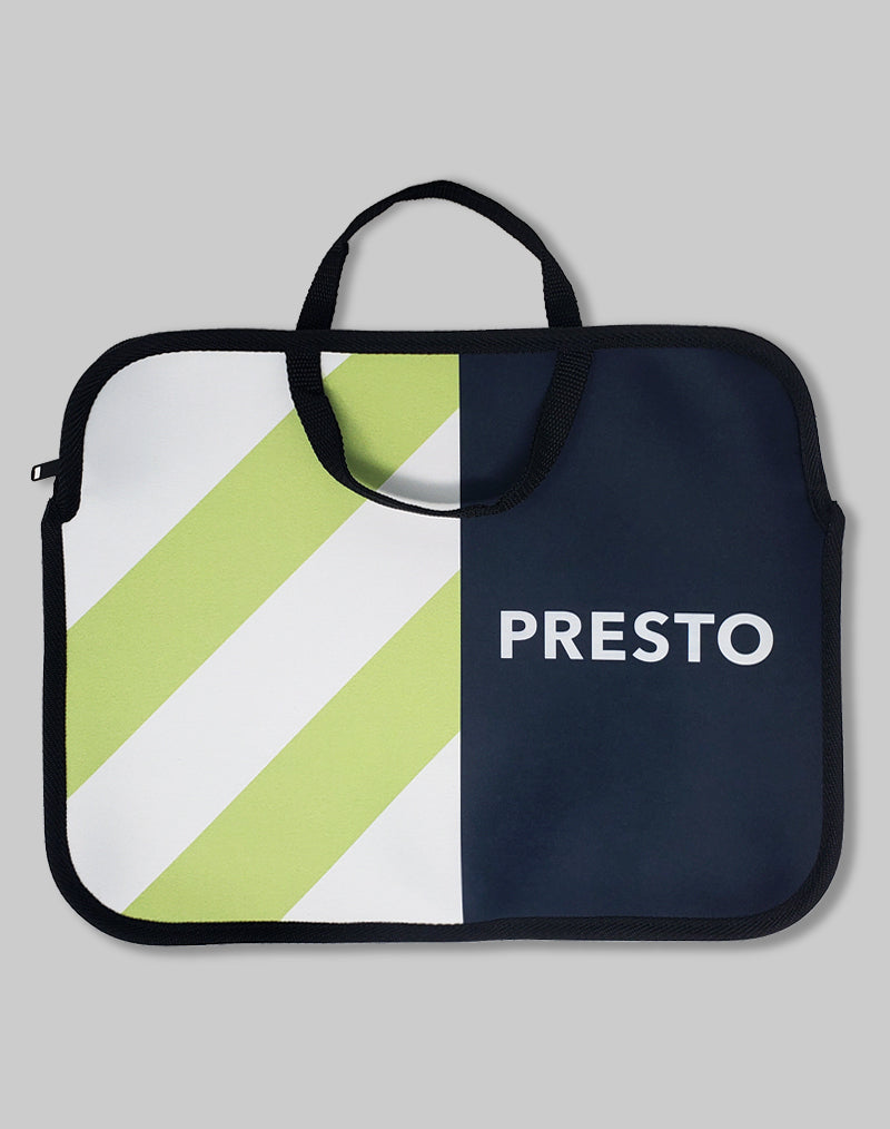 Transportez et protégez votre matériel informatique avec style grâce à ce sac pour ordinateur portable PRESTO. Il est doté d'une fermeture à glissière et de poignées en nylon.
